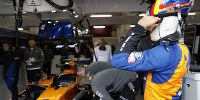 Foto zur News: Feuer in der McLaren-Box: Drei Teammitglieder von Ärzten behandelt