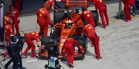 Foto zur News: Albons Bremsen in Flammen: Vettel schickt Ferrari-Mechaniker zu Hilfe