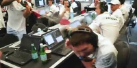 Foto zur News: So herzhaft lacht Mercedes über und mit Lewis Hamilton!