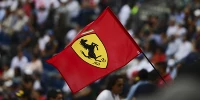 Foto zur News: Stiller Protest: Ferrari hisst in Maranello Fahne für Kanada-"Sieg"