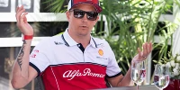 Foto zur News: Räikkönen erklärt Mittelfinger-Geste an Hamilton: "Habe auf Flugzeuge gezeigt"