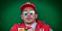 Foto zur News: Spiegel lose: Charles Leclerc durchfährt 130R einhändig