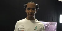 Foto zur News: Mercedes-Fahrer Lewis Hamilton spielt Fans einen Streich