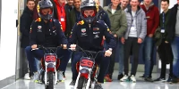 Foto zur News: Highlights des Tages: Red-Bull-Duo macht auf Mopeds die Fabrik unsicher