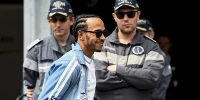 Foto zur News: Highlights des Tages: Hamilton kaum wiederzuerkennen