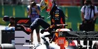 Foto zur News: Ausfall nach elf Runden: Der Red Bull von Max Verstappen geht ein!