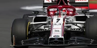 Foto zur News: Stinksauer am Boxenfunk: Kimi Räikkönen raunzt Ingenieur an