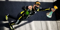Foto zur News: &quot;Das ist jetzt schlecht&quot;: Geschockter Ricciardo vergisst Shoey auf dem Podest