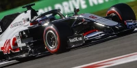 Foto zur News: Vom Stein getroffen: Grosjean fährt mit blauem Finger in die Punkte