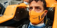 Foto zur News: Erste Sitzprobe im MCL35M: Daniel Ricciardo besucht McLaren-Werk