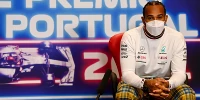 Foto zur News: Hamilton verplappert sich in FIA-PK: Macht er 2022 in der F1 weiter?