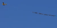 Foto zur News: Hamilton-Fan bucht Flugzeug: Kurioser Support in &quot;der Höhle des Löwen&quot;