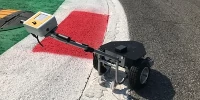 Foto zur News: Mit Formel-1-&quot;Hündchen&quot;: Warum Pirelli jedes Rennwochenende Gassi geht