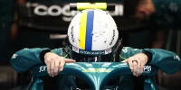 Foto zur News: Sebastian Vettel und sein Ukraine-Helm: "Wünschte, es gäbe keinen Grund dafür"