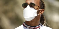 Foto zur News: Starker Moment in FIA-PK: Hamilton sagt Verstappen den Kampf an!