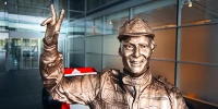 Foto zur News: McLaren ehrt Niki Lauda mit Bronzestatue in der Teamfabrik