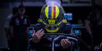 Foto zur News: FIA hat kein Problem mit Regenbogen-Helm von Lewis Hamilton