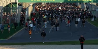 Foto zur News: Sicherheitslücke in Australien: Fans stürmen Rennstrecke