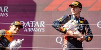 Foto zur News: Nicht anfassen, Lando Norris! Verstappen bekommt neue Ungarn-Trophäe