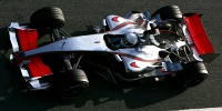 Foto zur News: Testdesigns in der Formel 1: Neue Farben, Tarnstreifen und "nackte" Autos