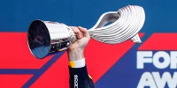 Foto zur News: Spielfigur, Kessel, Gorilla: Die verrücktesten Formel-1-Pokale