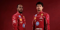 Foto zur News: Dunkleres Rot: Ferrari zeigt Rennanzüge für die Formel-1-Saison 2025