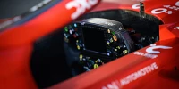 Foto zur News: Hamilton nimmt Änderungen vor: Lenkrad fast wie bei Mercedes