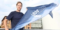 Foto zur News: Sebastian Vettel und der Schweinswal in Stralsund