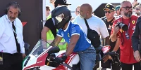Foto zur News: Spektakulärer Auftritt: Hamilton rollt mit 215-PS-Ducati in Monza ein