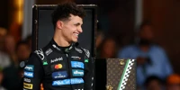 Foto zur News: Lando Norris bekommt WM-Pokal: Die FIA-Gala aus Usbekistan im Livestream