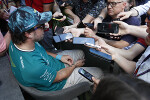 Foto zur News: Fernando Alonso mit Tapeverband: &quot;Miami ist nicht unsere beste Strecke&quot;