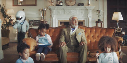 Foto zur News: Lewis Hamilton als Opa im Werbespot für die Allianz
