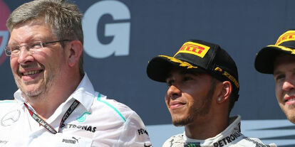 Foto zur News: Ross Brawn, Lewis Hamilton, Sebastian Vettel