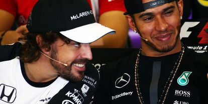 Foto zur News: Fernando Alonso, Lewis Hamilton, Sergio Perez