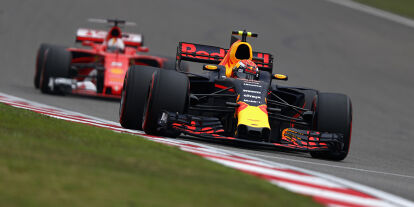 Foto zur News: Max Verstappen vor Sebastian Vettel