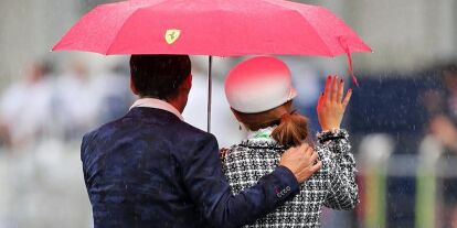 Foto zur News: Fans im Regen in Japan