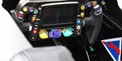 Foto zur News: Mercedes-Lenkrad aus der Formel-1-Saison 2017