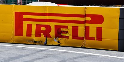 Foto zur News: Pirelli-Logo, Werbebande nach Einschlag von Max Verstappen