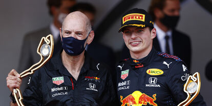Foto zur News: Adrian Newey und Max Verstappen (Red Bull) feiern den Sieg beim formel-1-Rennen in Monaco 2021