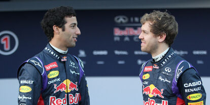 Foto zur News: Daniel Ricciardo und Sebastian Vettel (Red Bull) vor der Fahrzeugpräsentation 2014 in Jerez