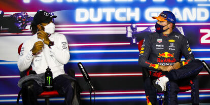 Foto zur News: Lewis Hamilton (Mercedes) und Max Verstappen (Red Bull) in der Pressekonferenz nach dem Qualifying zum Formel-1-Rennen in Zandvoort 2021