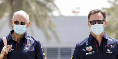 Foto zur News: Adrian Newey und Christian Horner im Formel-1-Paddock in Bahrain