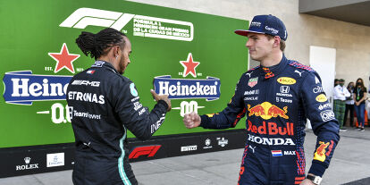 Foto zur News: Lewis Hamilton und Max Verstappen klatschen sich nach dem Qualifying in Mexiko ab