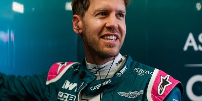 Foto zur News: Sebastian Vettel lacht in der Box von Aston Martin in der Formel-1-Saison 2021