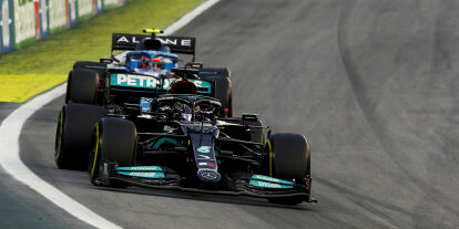 Foto zur News: Lewis Hamilton (Mercedes W12) vor Esteban Ocon (Alpine A521) beim Formel-1-Rennen in Brasilien 2021
