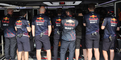 Foto zur News: Red-Bull-Mechaniker verdecken Arbeiten am RB16B in der Garage