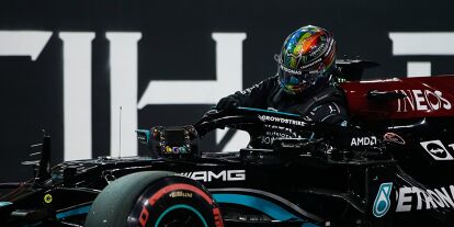 Foto zur News: Lewis Hamilton nach dem Formel-1-Qualifying in Abu Dhabi 2021 in seinem Mercedes W12