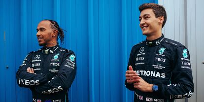 Foto zur News: Lewis Hamilton und George Russell in ihren Rennoveralls bei Mercedes in der Formel-1-Saison 2022