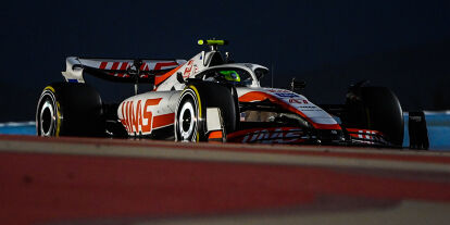 Foto zur News: Mick Schumacher (Haas VF-22) bei den Formel-1-Testfahrten 2022 in Bahrain