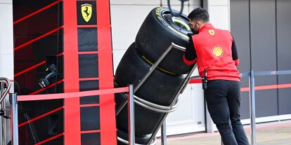 Foto zur News: Ein Formel-1-Mechaniker von Ferrari mit Reifen